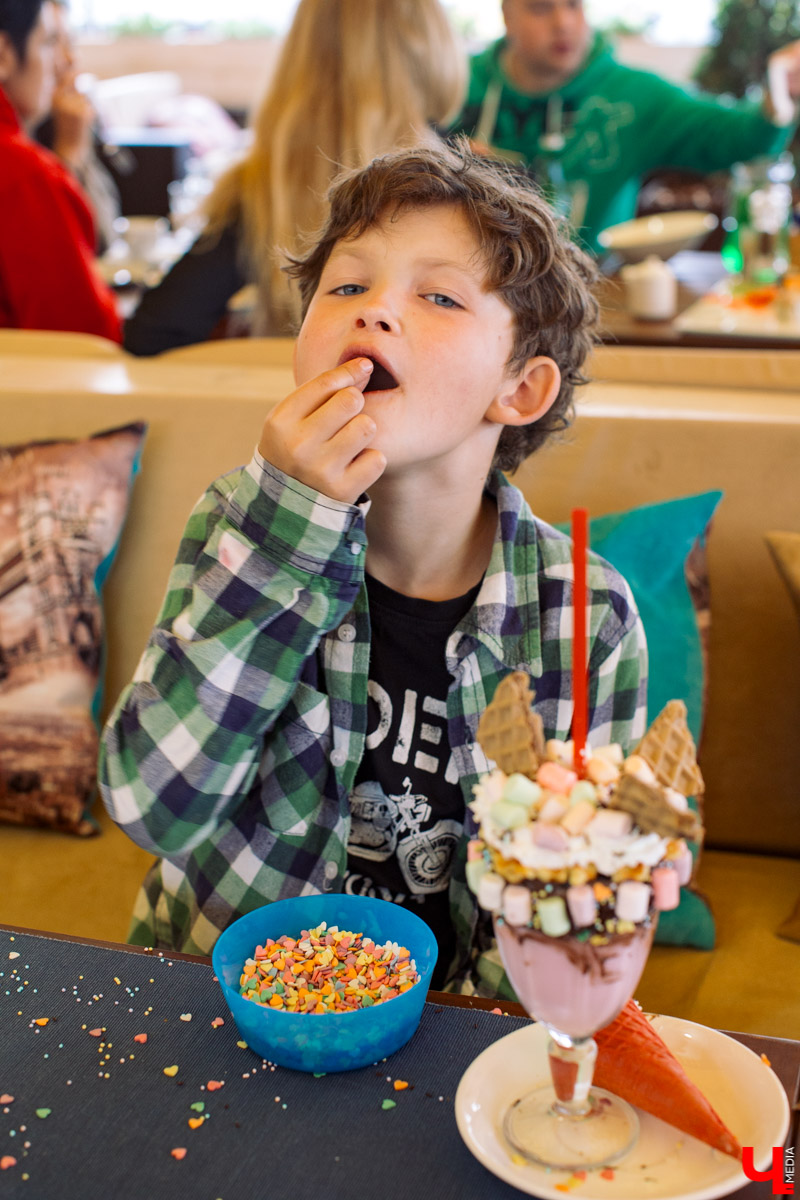 Фотограф Анна Морозова, архитектор и дизайнер Александра Бакка и многодетный блогер Наталья Колобаева исследовали кухню кафе-кондитерской “Карлсон”