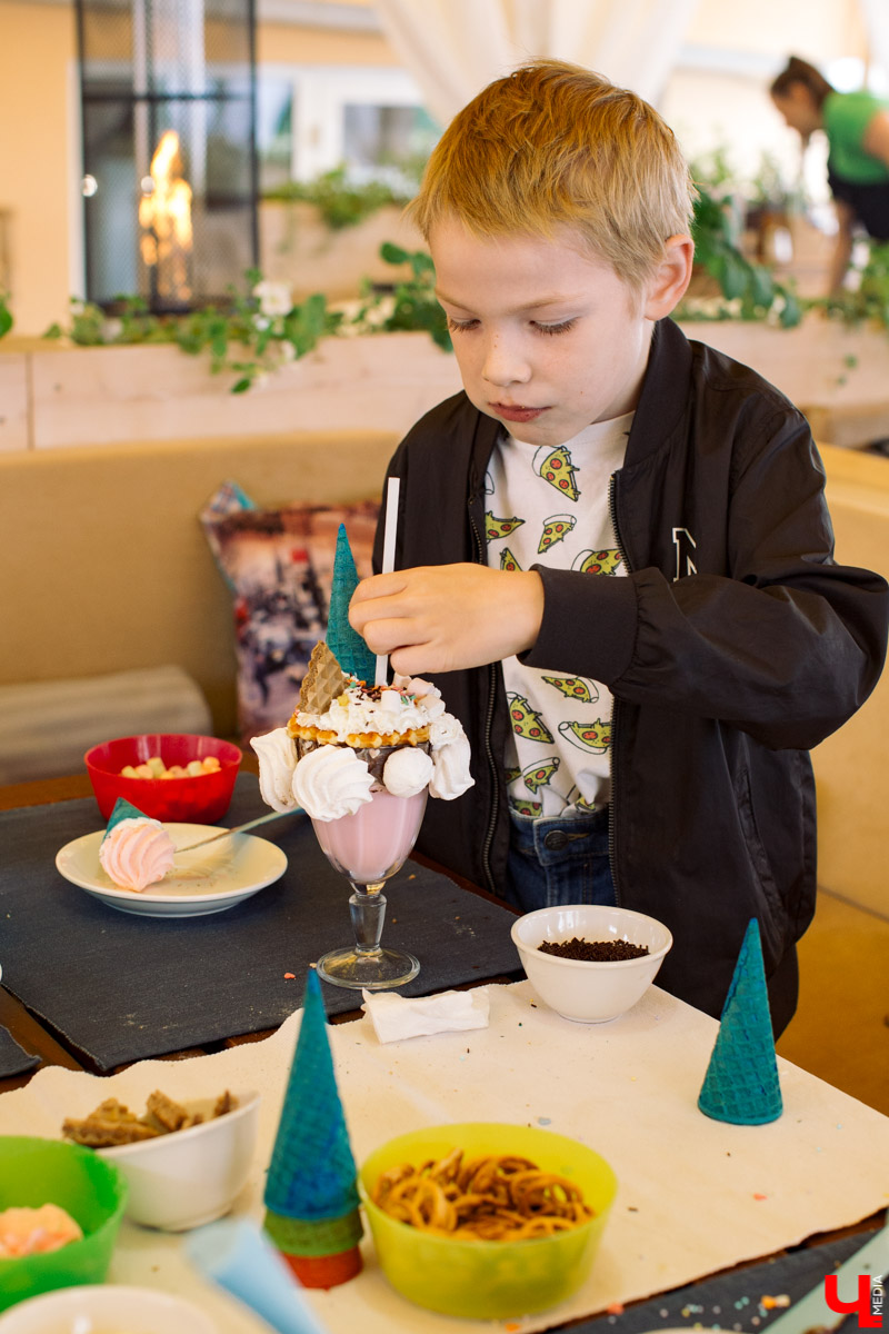 Фотограф Анна Морозова, архитектор и дизайнер Александра Бакка и многодетный блогер Наталья Колобаева исследовали кухню кафе-кондитерской “Карлсон”