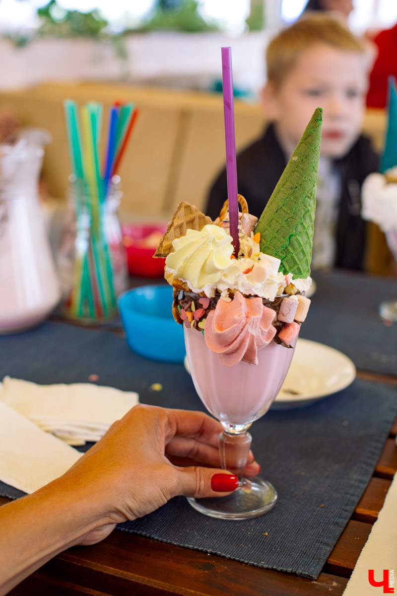 Фотограф Анна Морозова, архитектор и дизайнер Александра Бакка и многодетный блогер Наталья Колобаева исследовали кухню кафе-кондитерской “Карлсон”