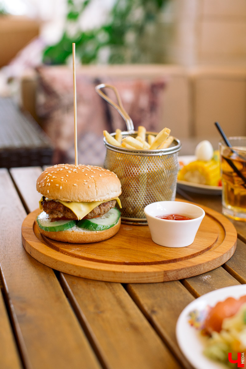 Фотограф Анна Морозова, архитектор и дизайнер Александра Бакка и многодетный блогер Наталья Колобаева исследовали кухню кафе-кондитерской “Карлсон”