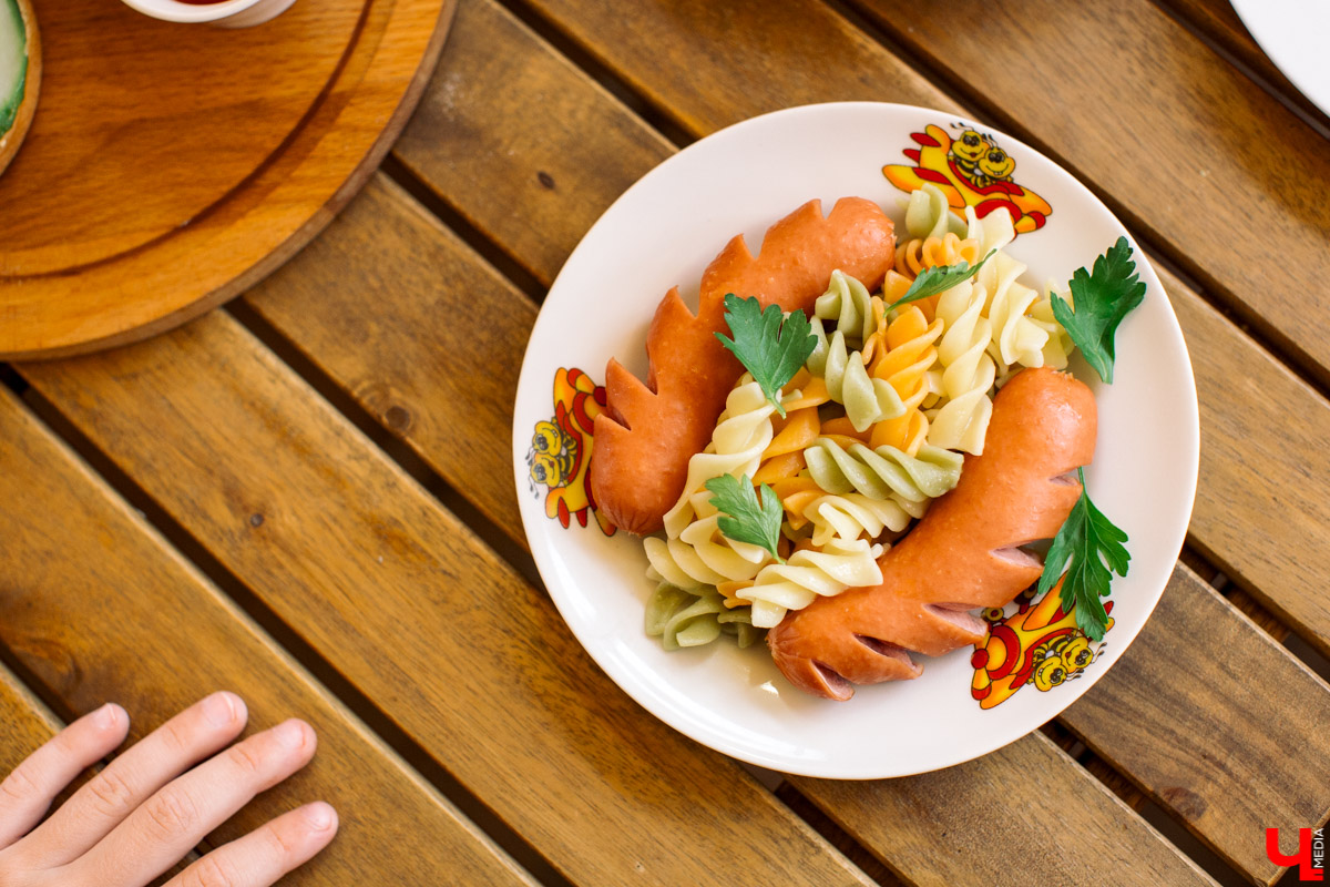 Фотограф Анна Морозова, архитектор и дизайнер Александра Бакка и многодетный блогер Наталья Колобаева исследовали кухню кафе-кондитерской “Карлсон”