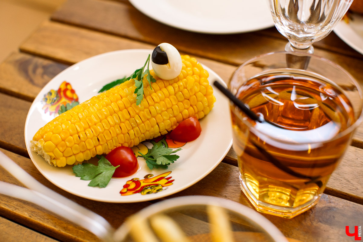 Фотограф Анна Морозова, архитектор и дизайнер Александра Бакка и многодетный блогер Наталья Колобаева исследовали кухню кафе-кондитерской “Карлсон”