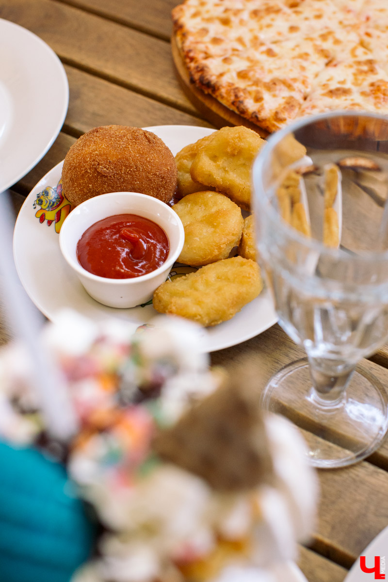 Фотограф Анна Морозова, архитектор и дизайнер Александра Бакка и многодетный блогер Наталья Колобаева исследовали кухню кафе-кондитерской “Карлсон”