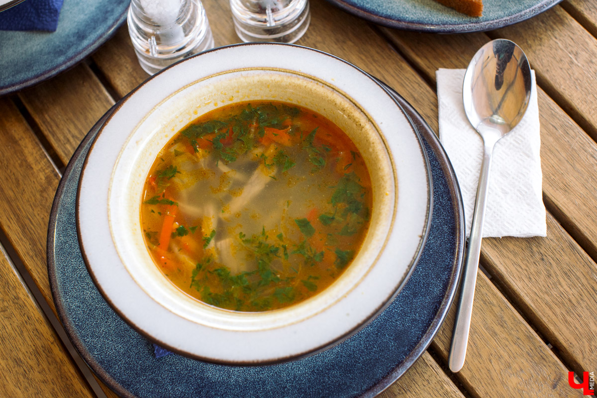 Фотограф Анна Морозова, архитектор и дизайнер Александра Бакка и многодетный блогер Наталья Колобаева исследовали кухню кафе-кондитерской “Карлсон”