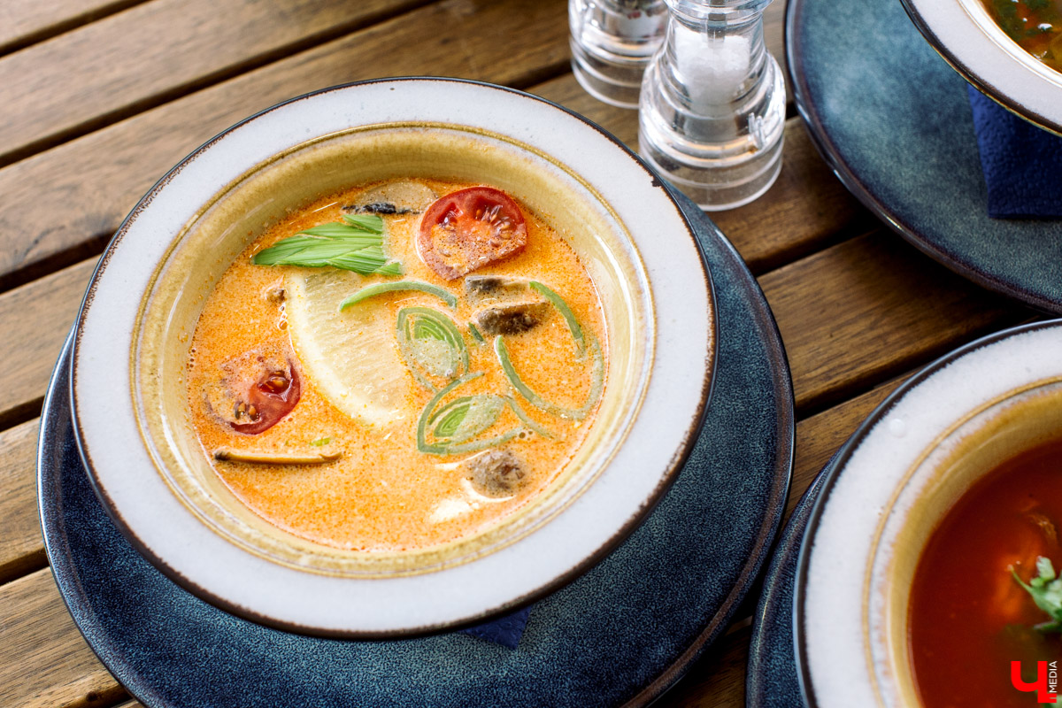 Фотограф Анна Морозова, архитектор и дизайнер Александра Бакка и многодетный блогер Наталья Колобаева исследовали кухню кафе-кондитерской “Карлсон”