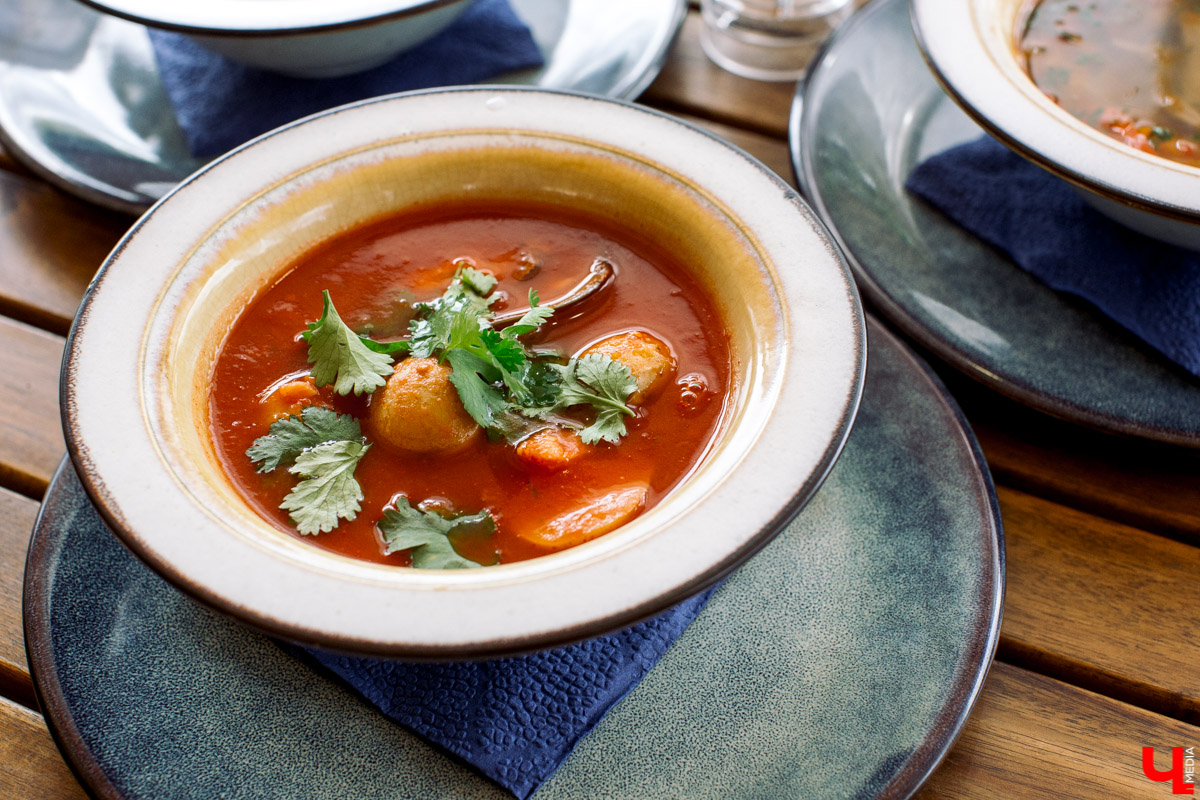 Фотограф Анна Морозова, архитектор и дизайнер Александра Бакка и многодетный блогер Наталья Колобаева исследовали кухню кафе-кондитерской “Карлсон”