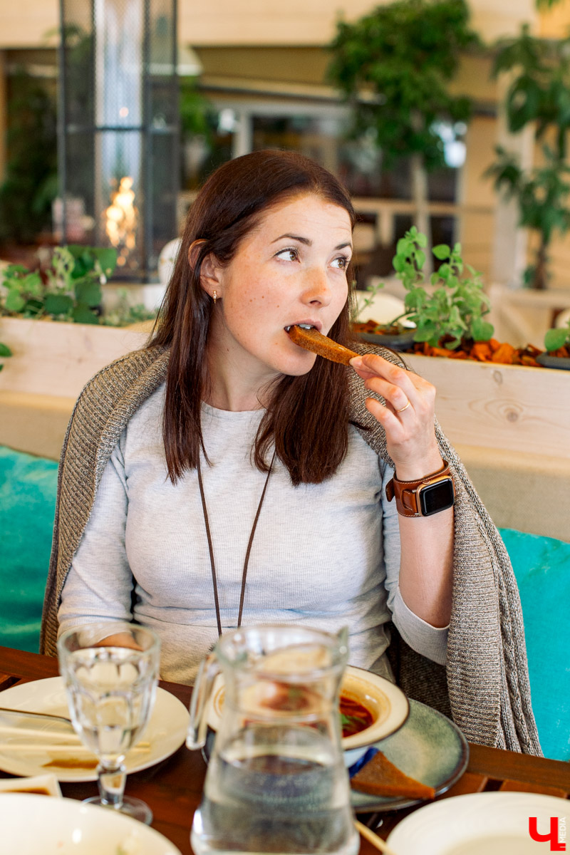 Фотограф Анна Морозова, архитектор и дизайнер Александра Бакка и многодетный блогер Наталья Колобаева исследовали кухню кафе-кондитерской “Карлсон”