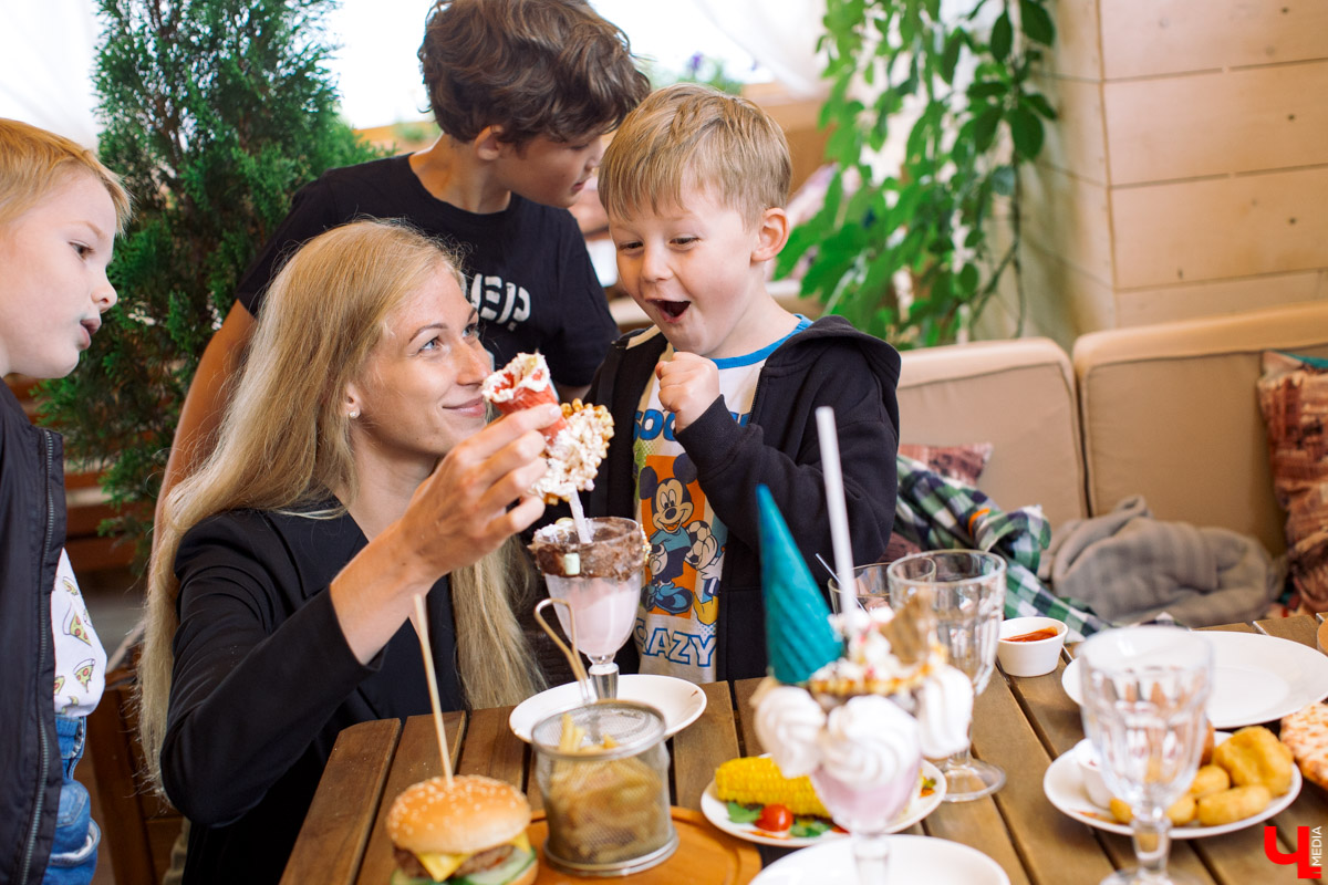 Фотограф Анна Морозова, архитектор и дизайнер Александра Бакка и многодетный блогер Наталья Колобаева исследовали кухню кафе-кондитерской “Карлсон”