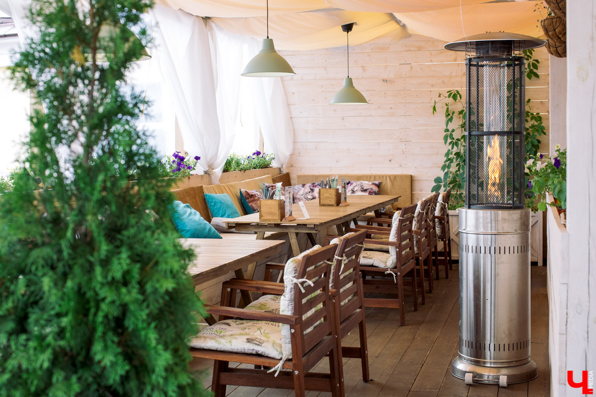 Фотограф Анна Морозова, архитектор и дизайнер Александра Бакка и многодетный блогер Наталья Колобаева исследовали кухню кафе-кондитерской “Карлсон”