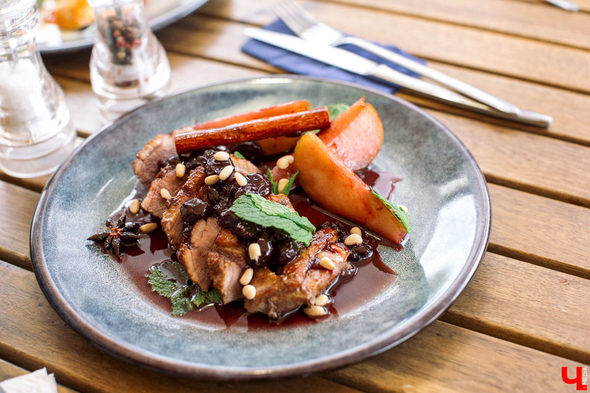 Фотограф Анна Морозова, архитектор и дизайнер Александра Бакка и многодетный блогер Наталья Колобаева исследовали кухню кафе-кондитерской “Карлсон”