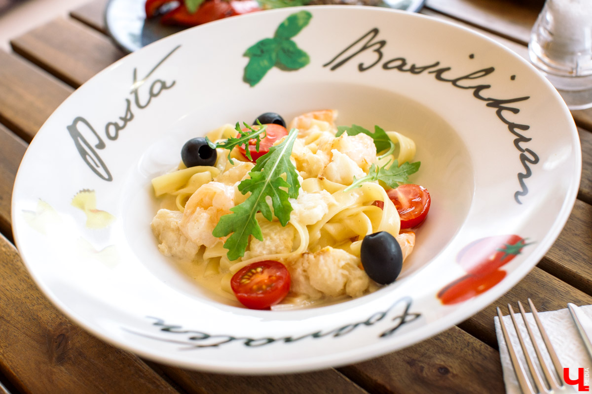 Фотограф Анна Морозова, архитектор и дизайнер Александра Бакка и многодетный блогер Наталья Колобаева исследовали кухню кафе-кондитерской “Карлсон”