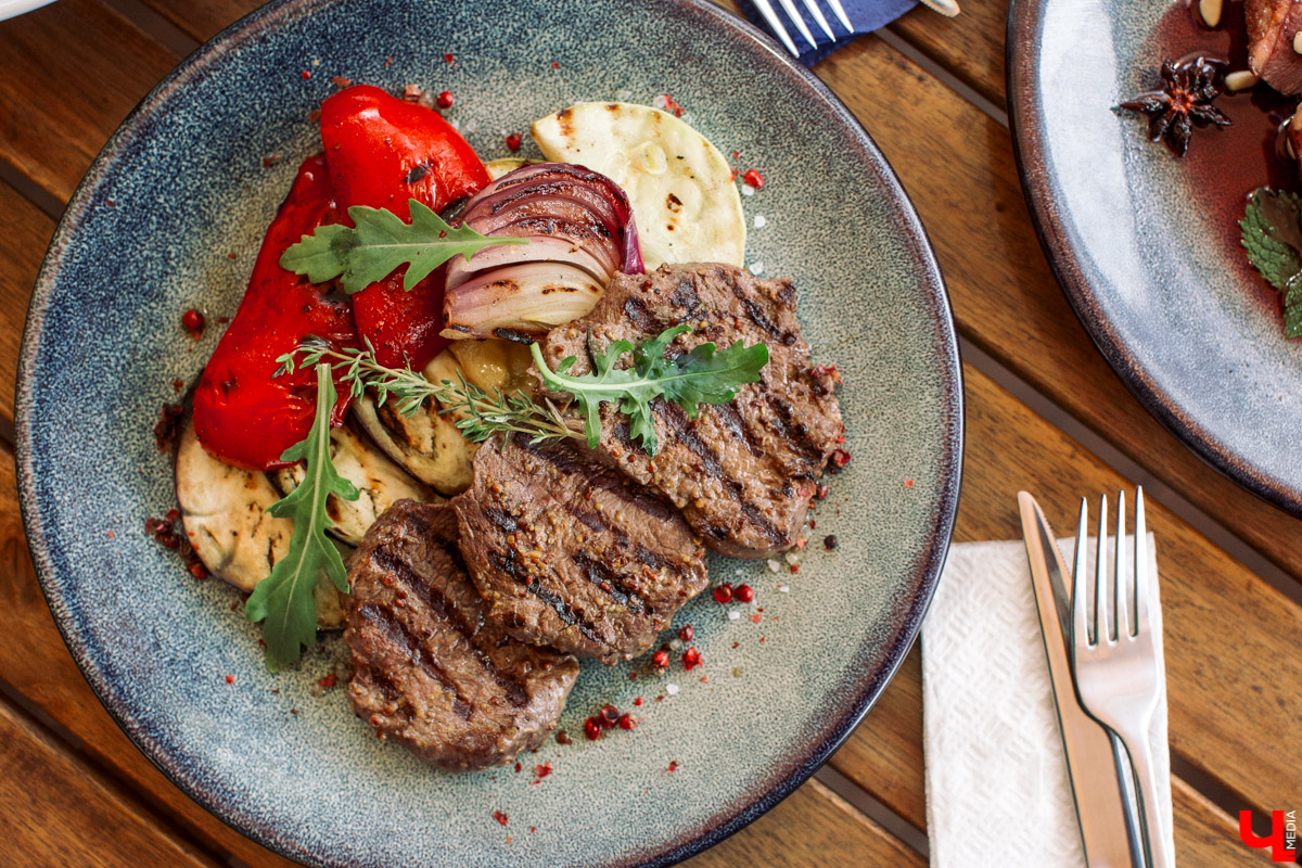 Фотограф Анна Морозова, архитектор и дизайнер Александра Бакка и многодетный блогер Наталья Колобаева исследовали кухню кафе-кондитерской “Карлсон”