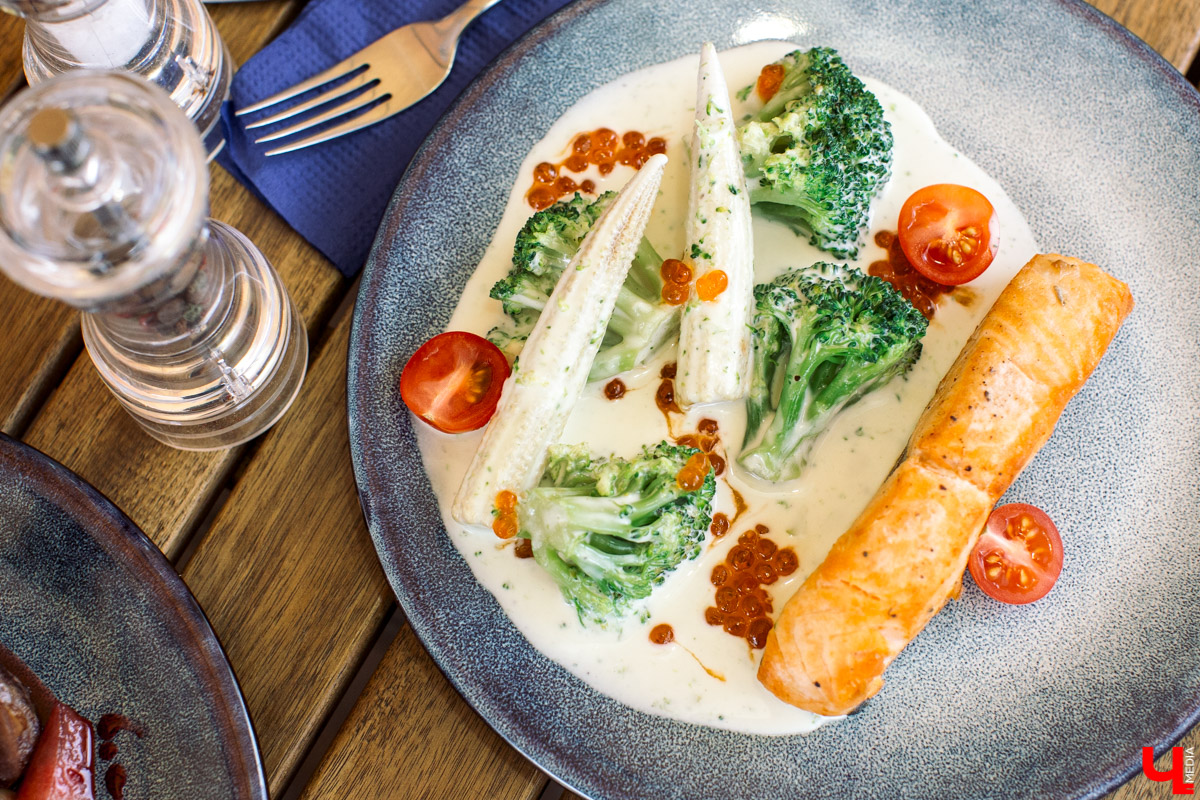 Фотограф Анна Морозова, архитектор и дизайнер Александра Бакка и многодетный блогер Наталья Колобаева исследовали кухню кафе-кондитерской “Карлсон”