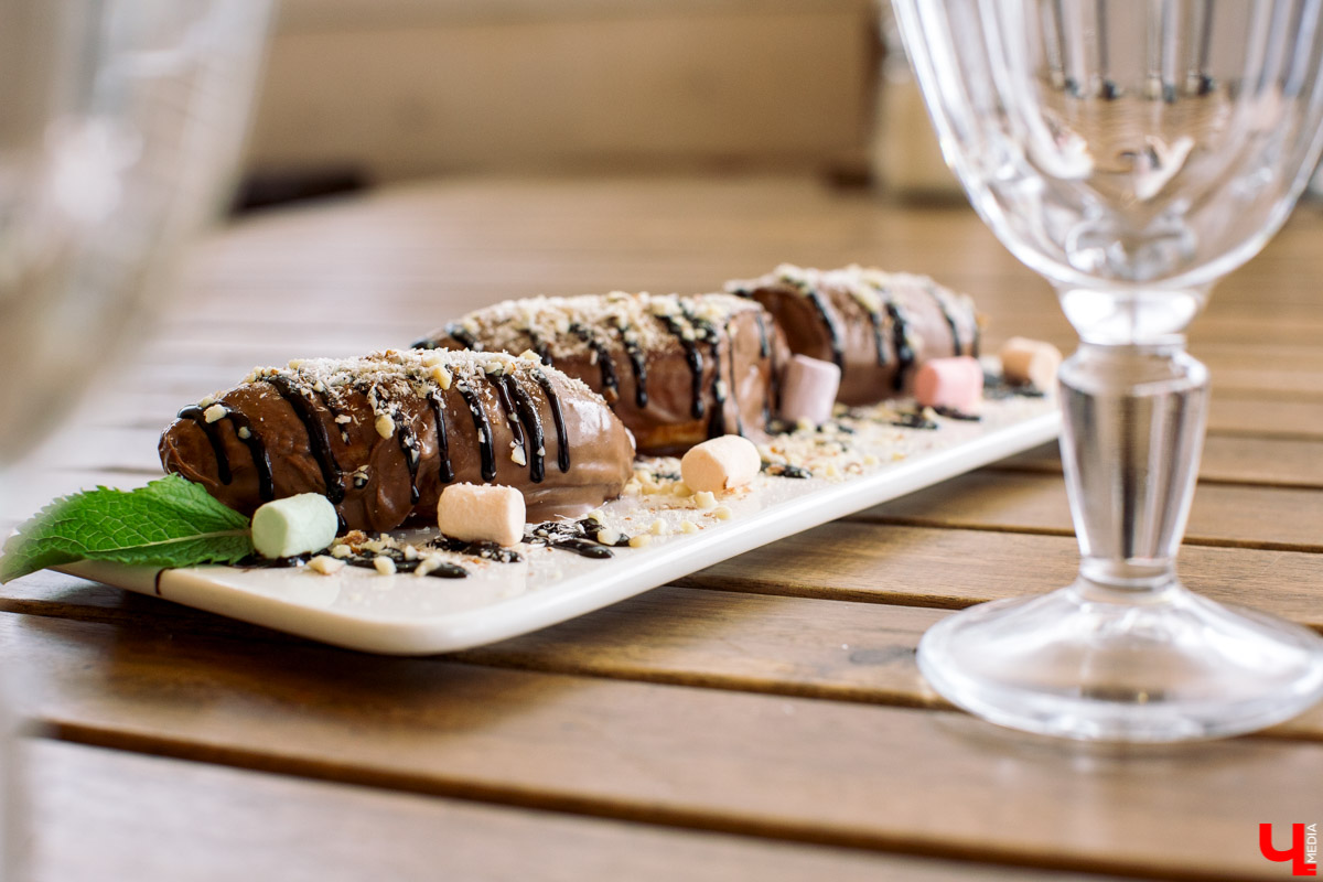 Фотограф Анна Морозова, архитектор и дизайнер Александра Бакка и многодетный блогер Наталья Колобаева исследовали кухню кафе-кондитерской “Карлсон”