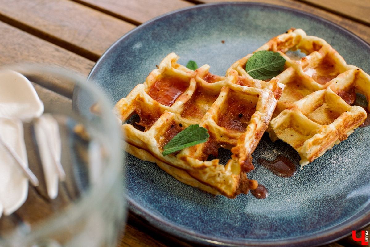 Фотограф Анна Морозова, архитектор и дизайнер Александра Бакка и многодетный блогер Наталья Колобаева исследовали кухню кафе-кондитерской “Карлсон”