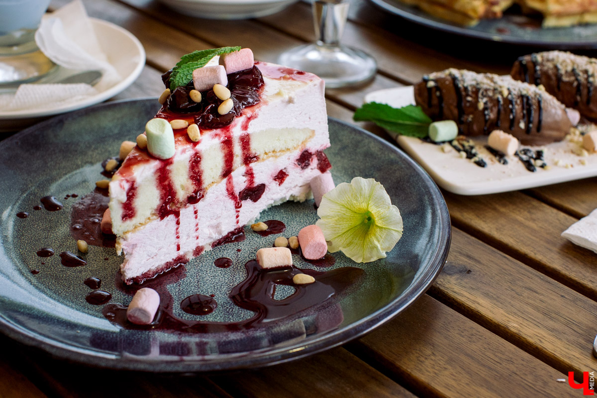 Фотограф Анна Морозова, архитектор и дизайнер Александра Бакка и многодетный блогер Наталья Колобаева исследовали кухню кафе-кондитерской “Карлсон”