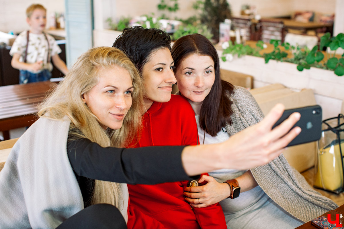 Фотограф Анна Морозова, архитектор и дизайнер Александра Бакка и многодетный блогер Наталья Колобаева исследовали кухню кафе-кондитерской “Карлсон”