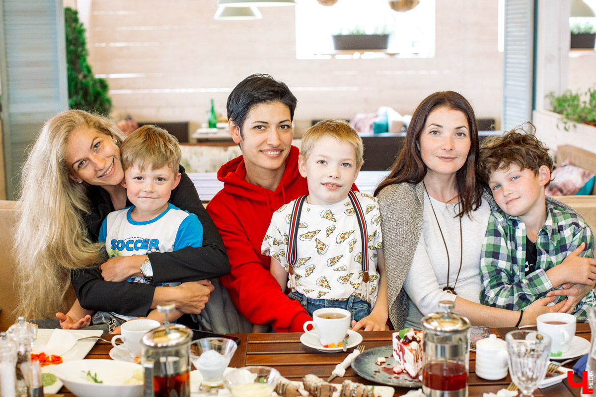 Фотограф Анна Морозова, архитектор и дизайнер Александра Бакка и многодетный блогер Наталья Колобаева исследовали кухню кафе-кондитерской “Карлсон”