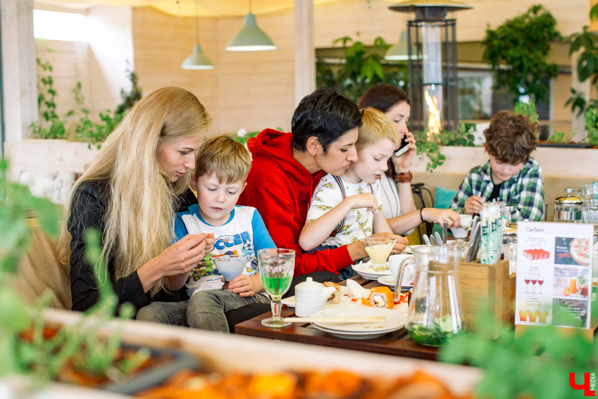 Фотограф Анна Морозова, архитектор и дизайнер Александра Бакка и многодетный блогер Наталья Колобаева исследовали кухню кафе-кондитерской “Карлсон”