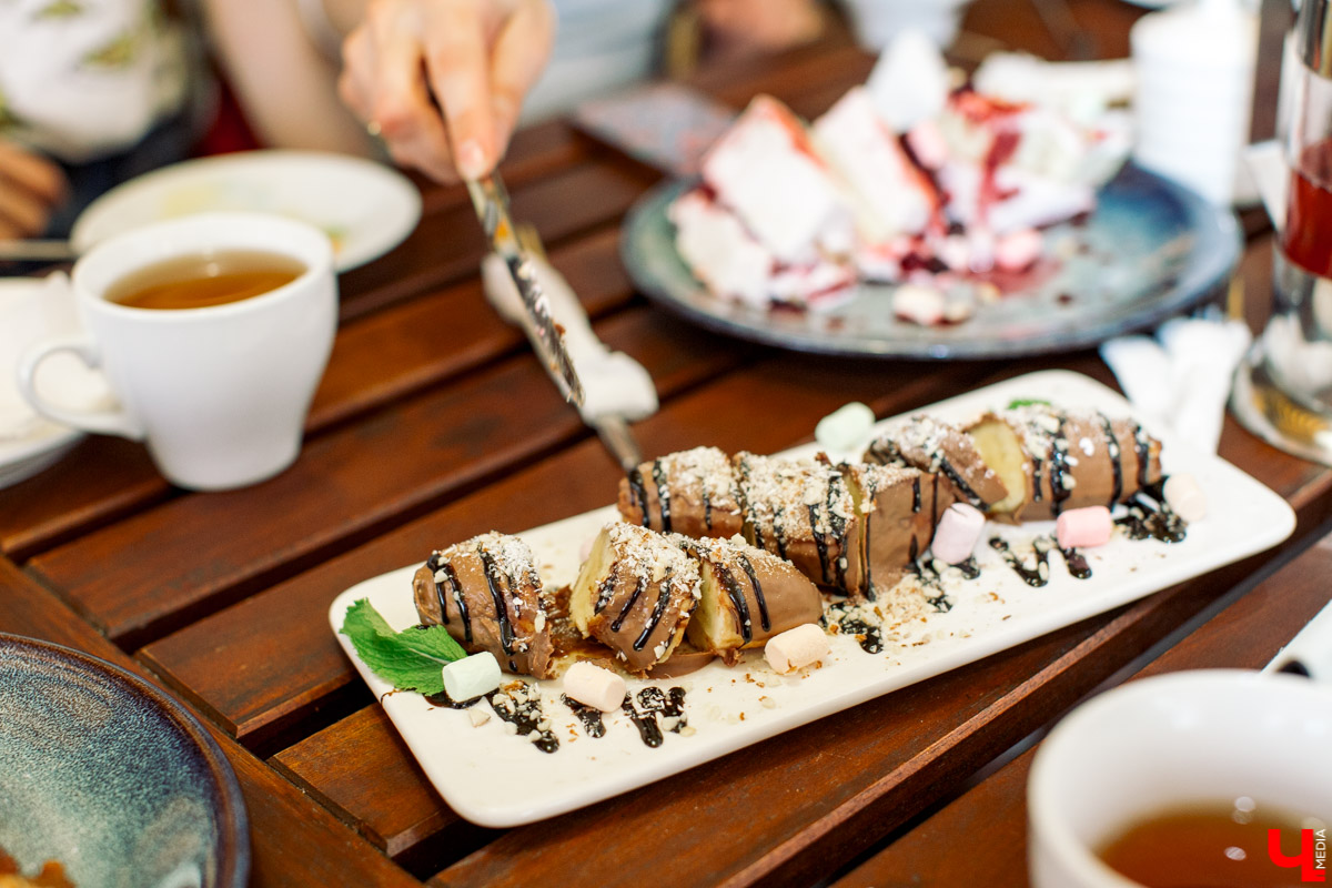 Фотограф Анна Морозова, архитектор и дизайнер Александра Бакка и многодетный блогер Наталья Колобаева исследовали кухню кафе-кондитерской “Карлсон”