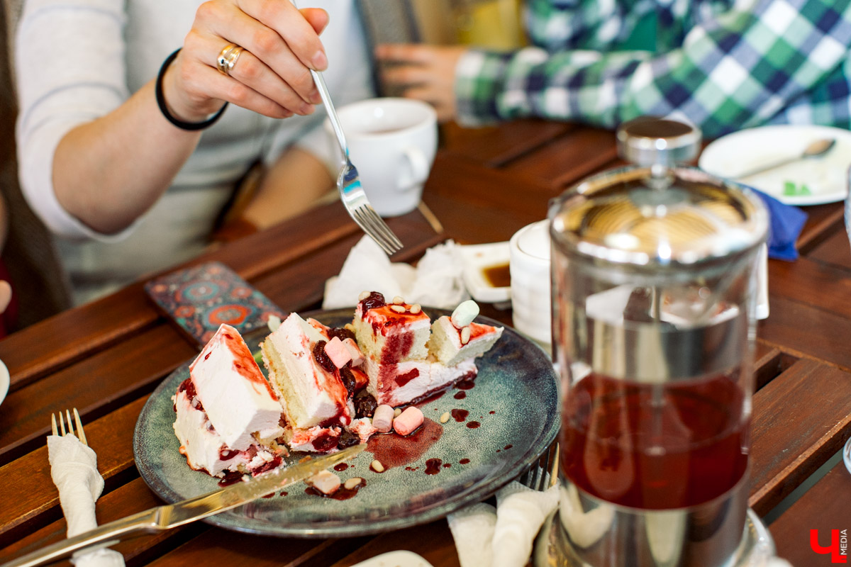 Фотограф Анна Морозова, архитектор и дизайнер Александра Бакка и многодетный блогер Наталья Колобаева исследовали кухню кафе-кондитерской “Карлсон”