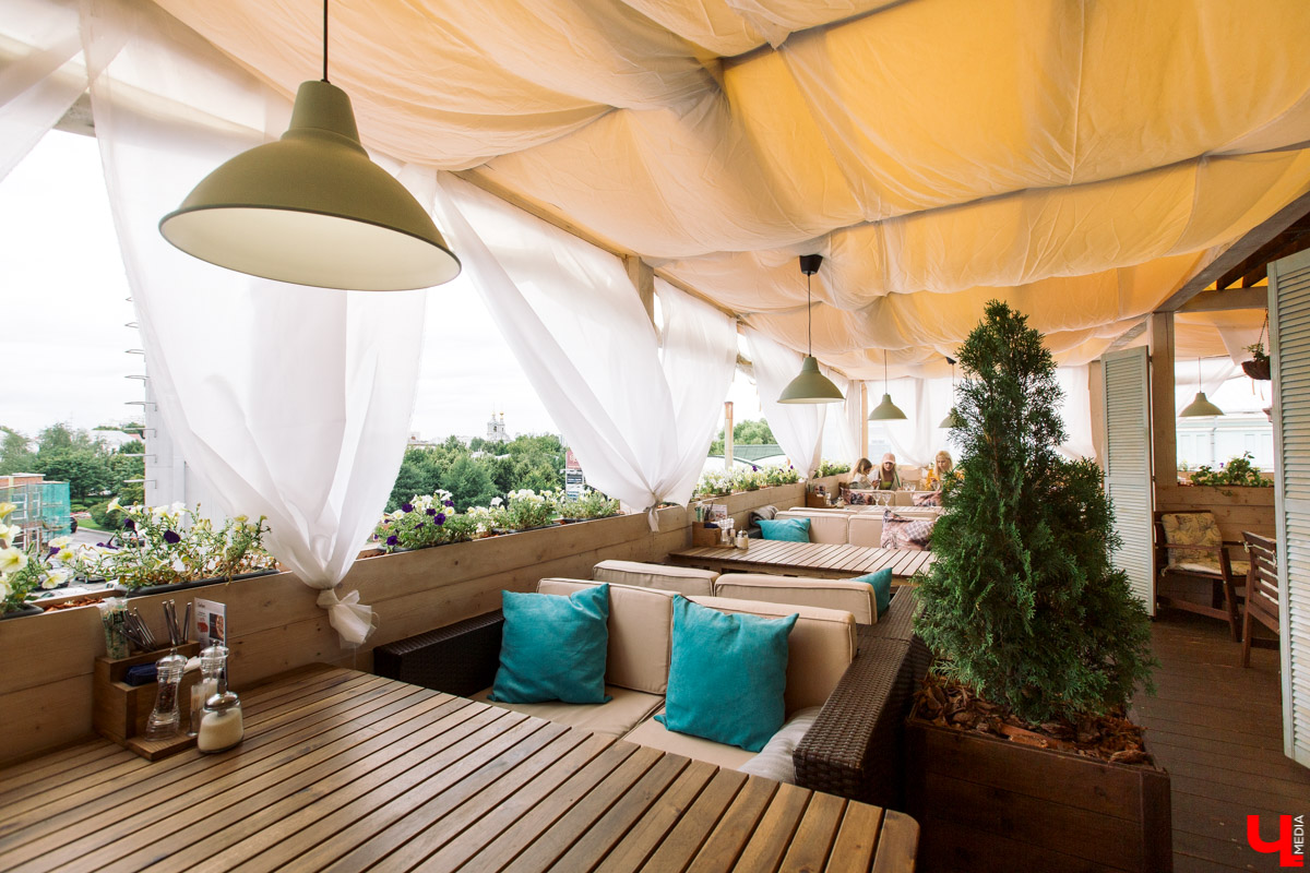 Фотограф Анна Морозова, архитектор и дизайнер Александра Бакка и многодетный блогер Наталья Колобаева исследовали кухню кафе-кондитерской “Карлсон”