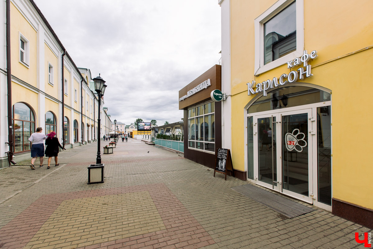 Фотограф Анна Морозова, архитектор и дизайнер Александра Бакка и многодетный блогер Наталья Колобаева исследовали кухню кафе-кондитерской “Карлсон”