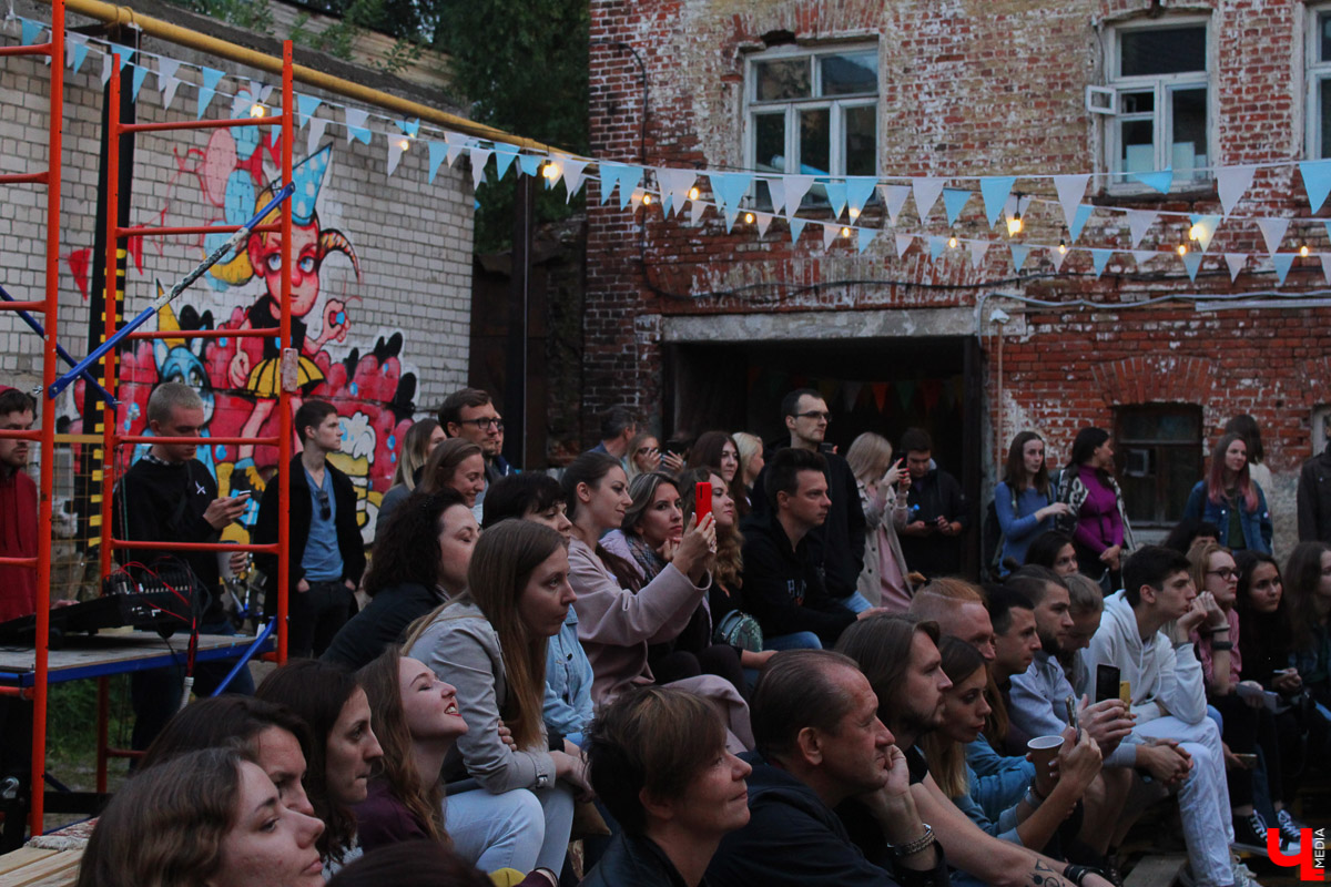 13 июля во Владимире состоялось выступление Sasha Naiman — музыканта, композитора, звукоинженера, диджея, продюсера и саунд-дизайнера. Концерт прошел во дворике на улице Ильича, под открытым вечерним небом.