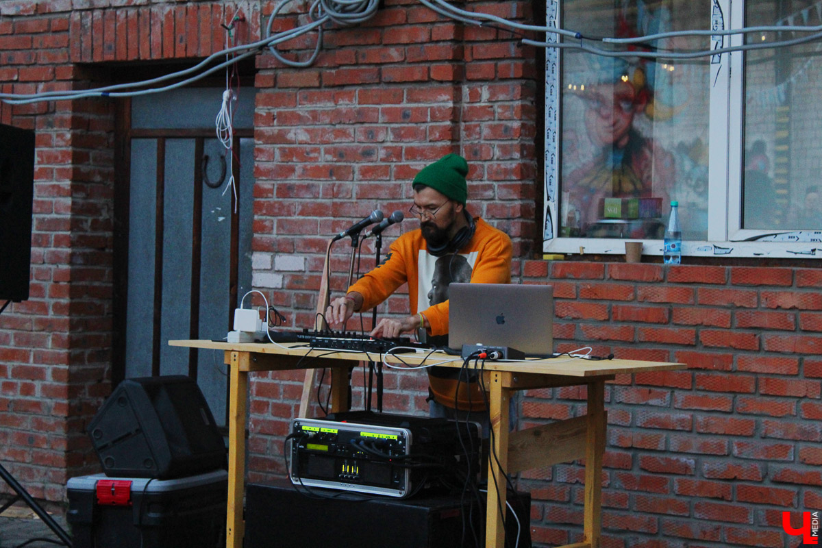 13 июля во Владимире состоялось выступление Sasha Naiman — музыканта, композитора, звукоинженера, диджея, продюсера и саунд-дизайнера. Концерт прошел во дворике на улице Ильича, под открытым вечерним небом.