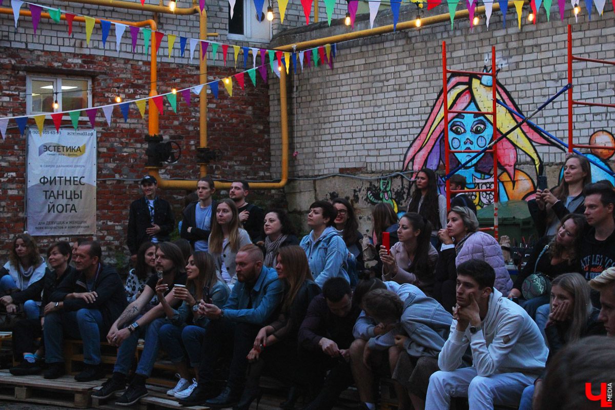 13 июля во Владимире состоялось выступление Sasha Naiman — музыканта, композитора, звукоинженера, диджея, продюсера и саунд-дизайнера. Концерт прошел во дворике на улице Ильича, под открытым вечерним небом.