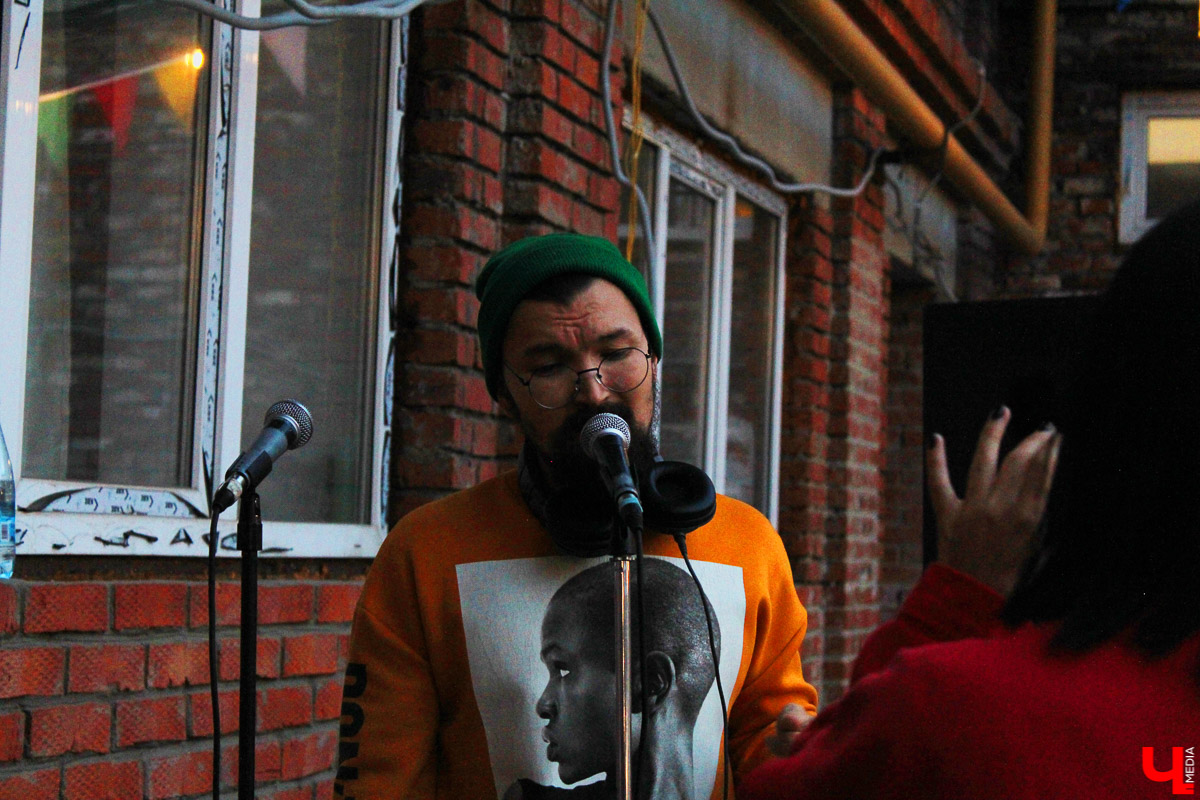 13 июля во Владимире состоялось выступление Sasha Naiman — музыканта, композитора, звукоинженера, диджея, продюсера и саунд-дизайнера. Концерт прошел во дворике на улице Ильича, под открытым вечерним небом.