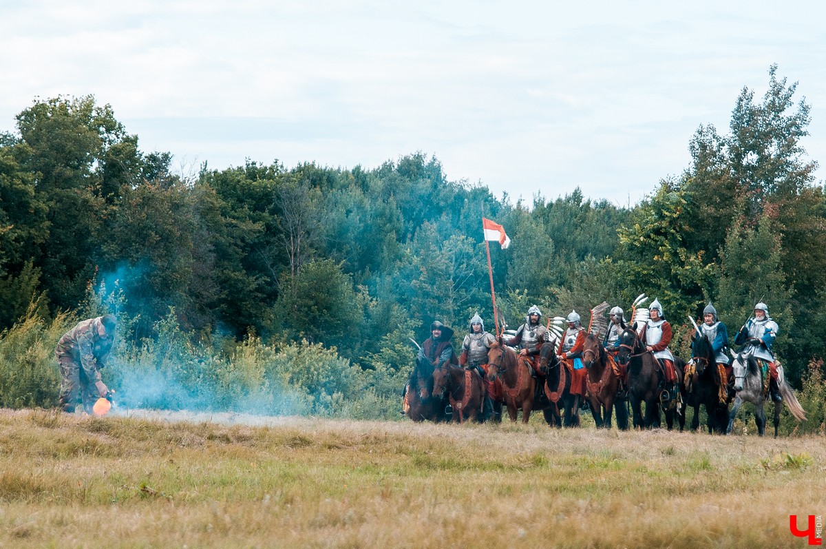 В Гороховце прошел праздник «Поход в историю. Гороховец-1612». В нем приняли участие реконструкторы со всей России. Они устроили имитацию боя с поляками 1612 года.