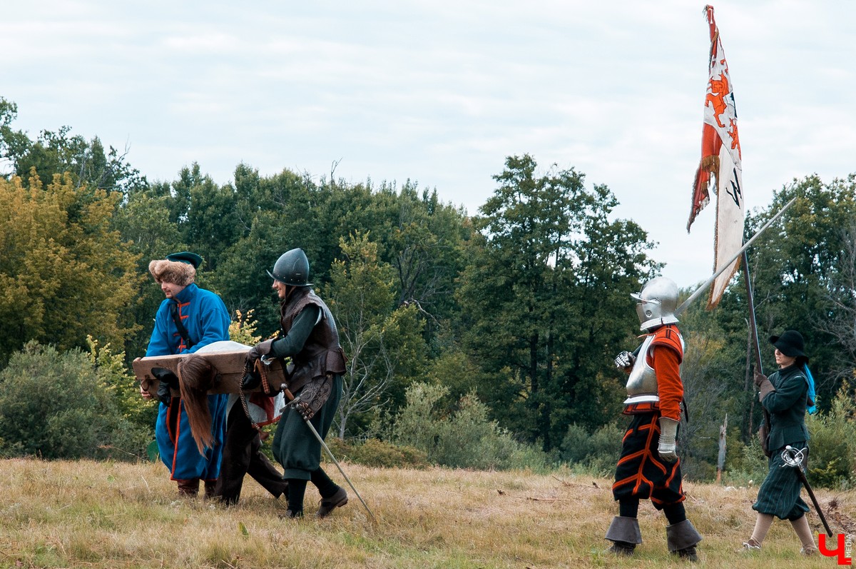 В Гороховце прошел праздник «Поход в историю. Гороховец-1612». В нем приняли участие реконструкторы со всей России. Они устроили имитацию боя с поляками 1612 года.