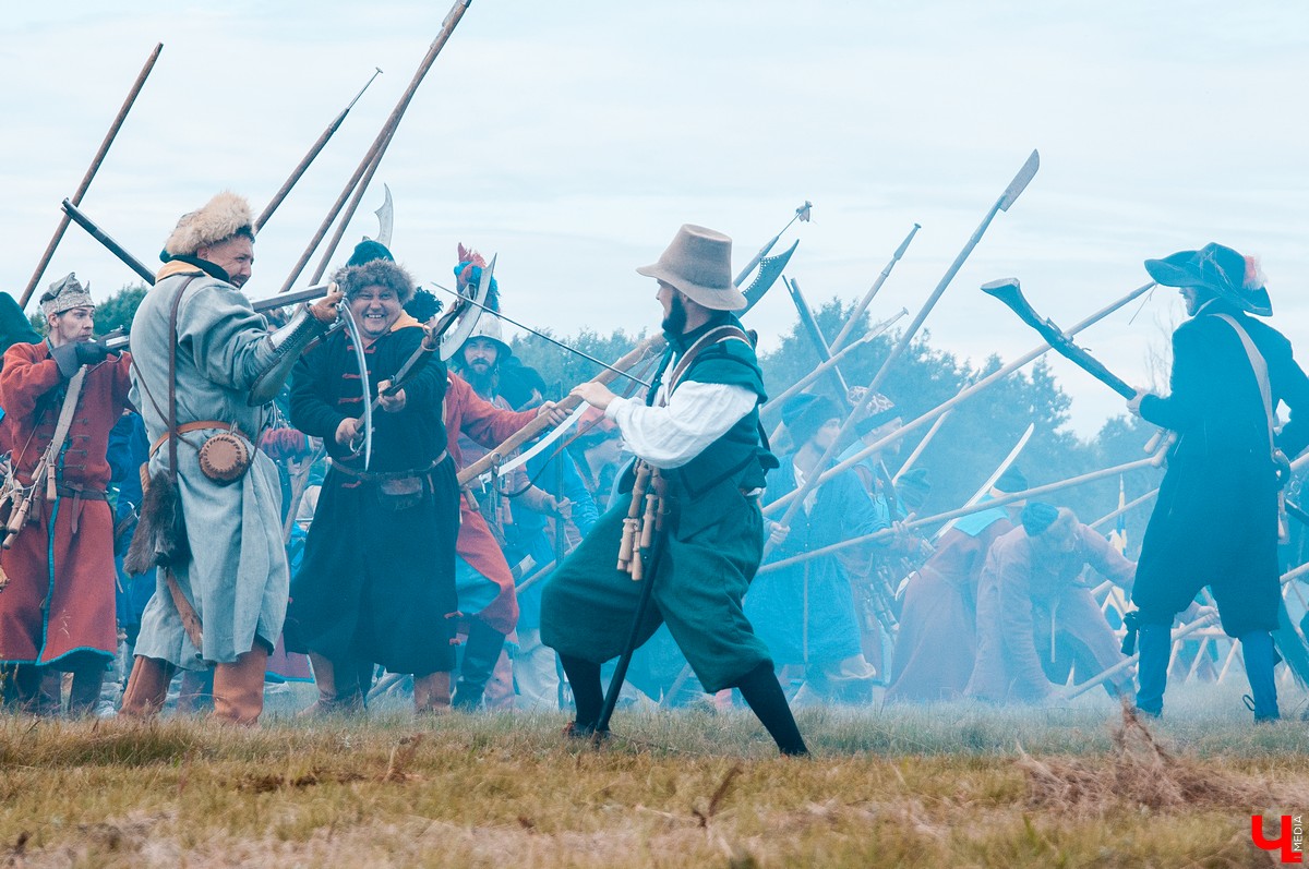 В Гороховце прошел праздник «Поход в историю. Гороховец-1612». В нем приняли участие реконструкторы со всей России. Они устроили имитацию боя с поляками 1612 года.