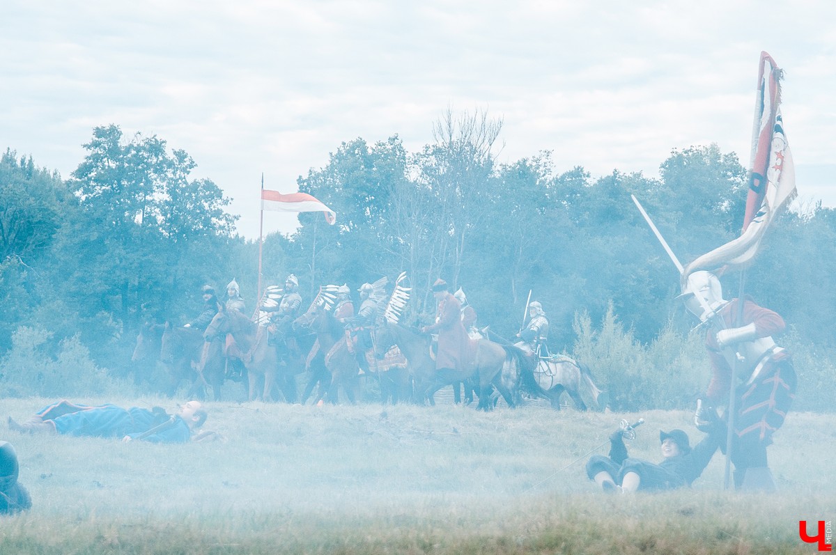 В Гороховце прошел праздник «Поход в историю. Гороховец-1612». В нем приняли участие реконструкторы со всей России. Они устроили имитацию боя с поляками 1612 года.