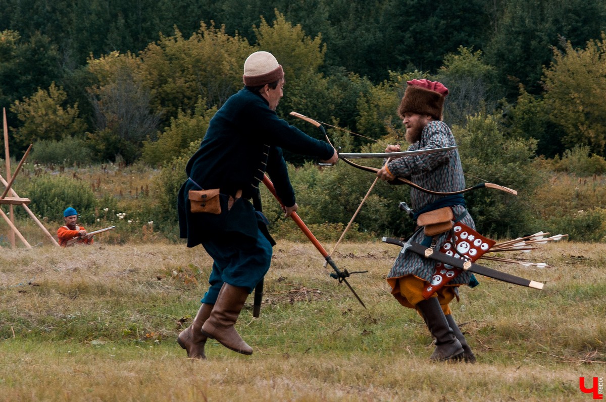 В Гороховце прошел праздник «Поход в историю. Гороховец-1612». В нем приняли участие реконструкторы со всей России. Они устроили имитацию боя с поляками 1612 года.