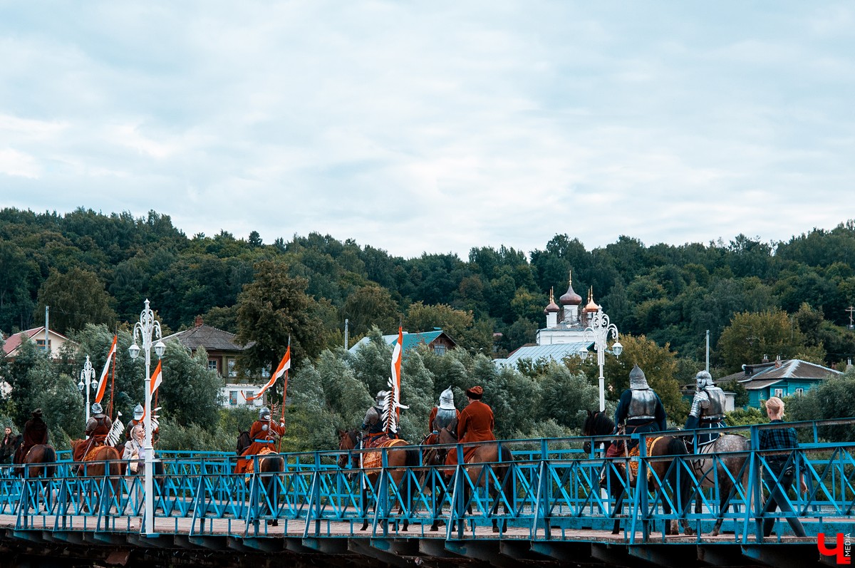 В Гороховце прошел праздник «Поход в историю. Гороховец-1612». В нем приняли участие реконструкторы со всей России. Они устроили имитацию боя с поляками 1612 года.