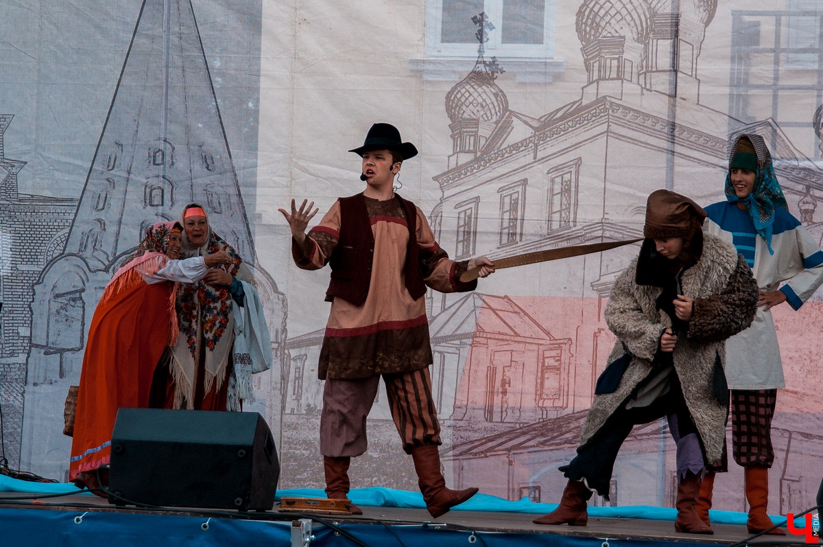 В Гороховце прошел праздник «Поход в историю. Гороховец-1612». В нем приняли участие реконструкторы со всей России. Они устроили имитацию боя с поляками 1612 года.