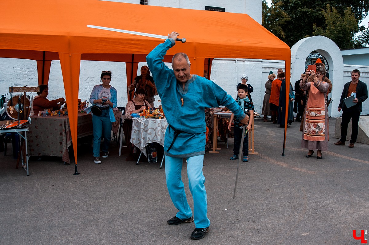 В Гороховце прошел праздник «Поход в историю. Гороховец-1612». В нем приняли участие реконструкторы со всей России. Они устроили имитацию боя с поляками 1612 года.