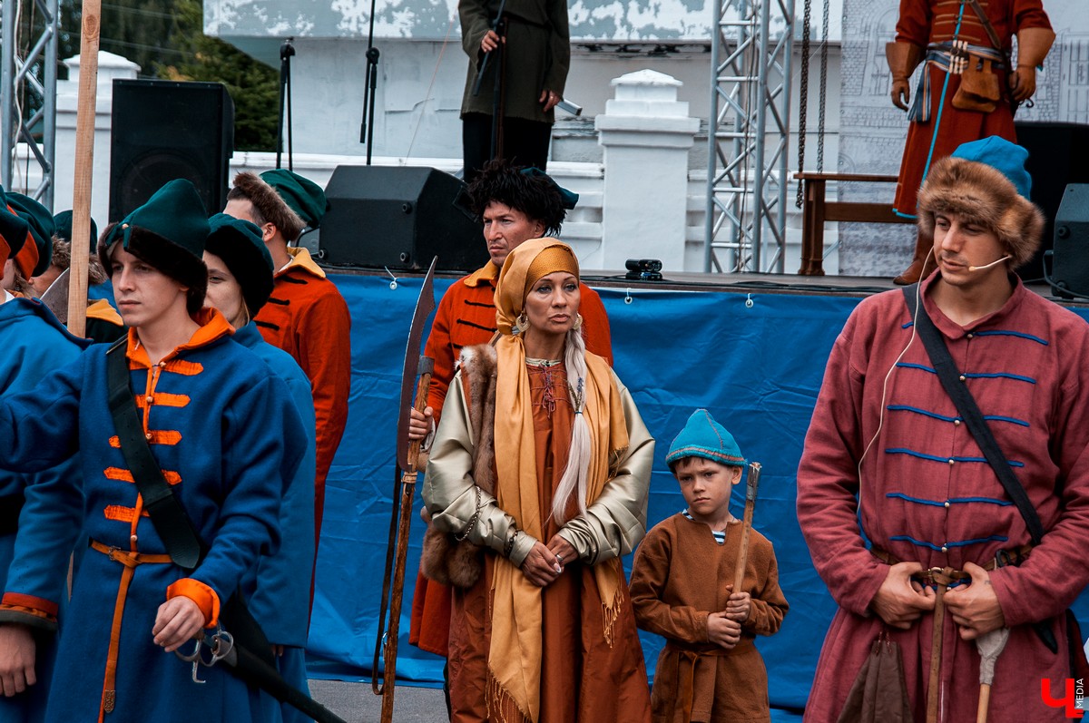 В Гороховце прошел праздник «Поход в историю. Гороховец-1612». В нем приняли участие реконструкторы со всей России. Они устроили имитацию боя с поляками 1612 года.