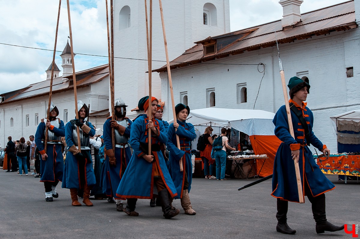 В Гороховце прошел праздник «Поход в историю. Гороховец-1612». В нем приняли участие реконструкторы со всей России. Они устроили имитацию боя с поляками 1612 года.
