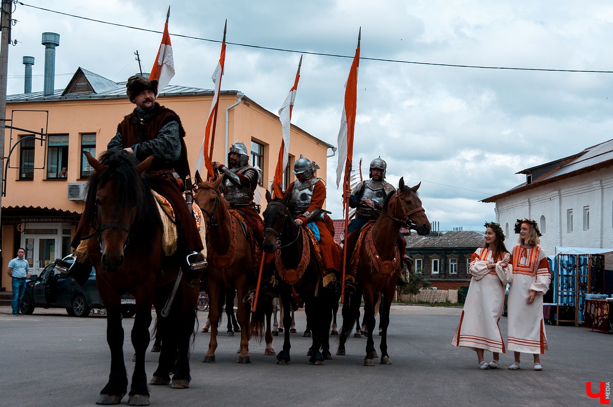В Гороховце прошел праздник «Поход в историю. Гороховец-1612». В нем приняли участие реконструкторы со всей России. Они устроили имитацию боя с поляками 1612 года.