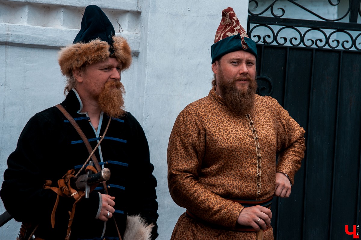 В Гороховце прошел праздник «Поход в историю. Гороховец-1612». В нем приняли участие реконструкторы со всей России. Они устроили имитацию боя с поляками 1612 года.