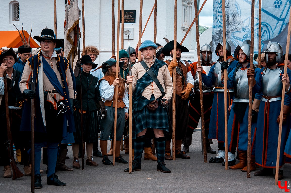 В Гороховце прошел праздник «Поход в историю. Гороховец-1612». В нем приняли участие реконструкторы со всей России. Они устроили имитацию боя с поляками 1612 года.