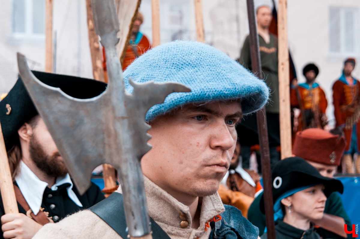 В Гороховце прошел праздник «Поход в историю. Гороховец-1612». В нем приняли участие реконструкторы со всей России. Они устроили имитацию боя с поляками 1612 года.