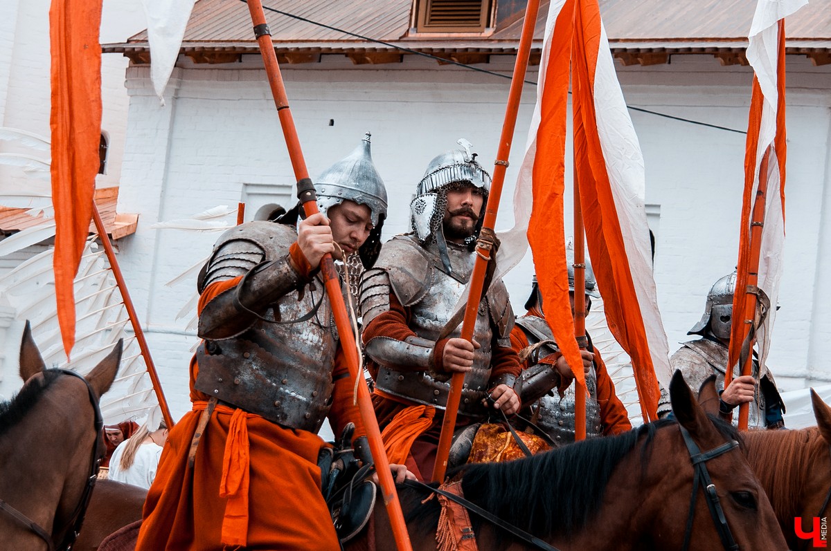 В Гороховце прошел праздник «Поход в историю. Гороховец-1612». В нем приняли участие реконструкторы со всей России. Они устроили имитацию боя с поляками 1612 года.