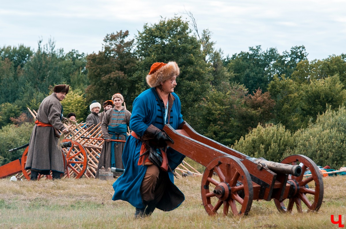 В Гороховце прошел праздник «Поход в историю. Гороховец-1612». В нем приняли участие реконструкторы со всей России. Они устроили имитацию боя с поляками 1612 года.