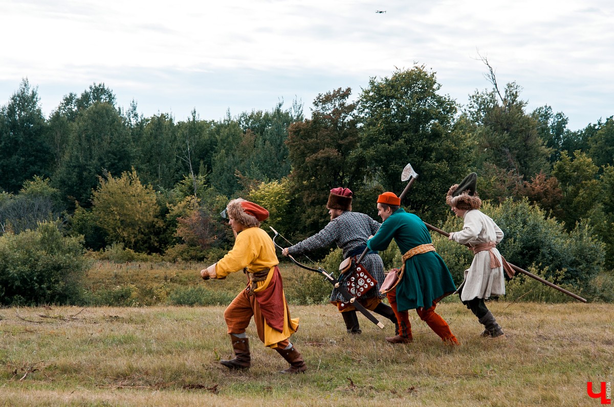 В Гороховце прошел праздник «Поход в историю. Гороховец-1612». В нем приняли участие реконструкторы со всей России. Они устроили имитацию боя с поляками 1612 года.