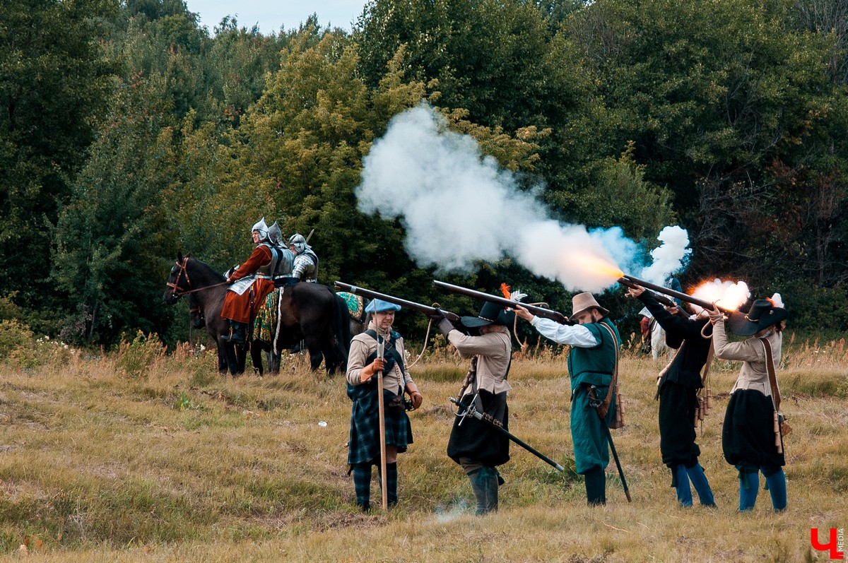 В Гороховце прошел праздник «Поход в историю. Гороховец-1612». В нем приняли участие реконструкторы со всей России. Они устроили имитацию боя с поляками 1612 года.