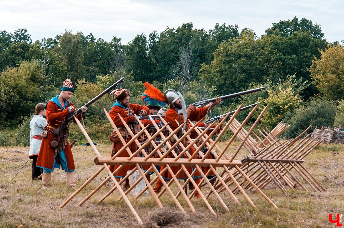 В Гороховце прошел праздник «Поход в историю. Гороховец-1612». В нем приняли участие реконструкторы со всей России. Они устроили имитацию боя с поляками 1612 года.